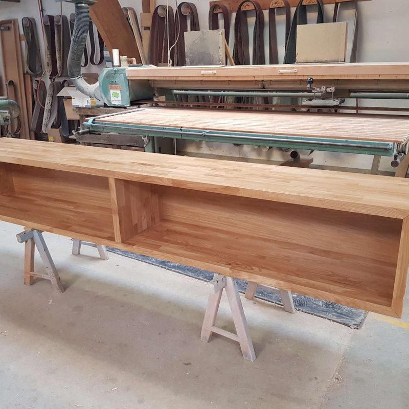 Hjemmebygget reol på værksted