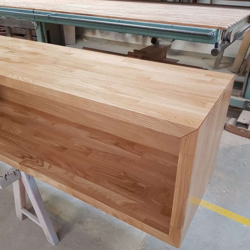 Hjemmebygget reol på værksted